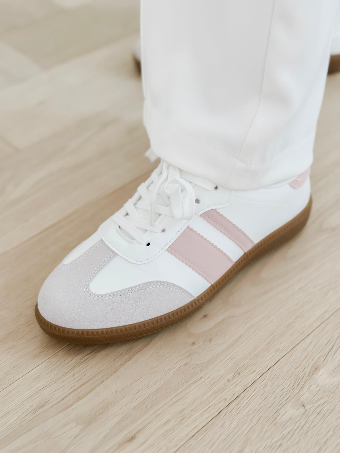 White Pink Detailled Sneaker