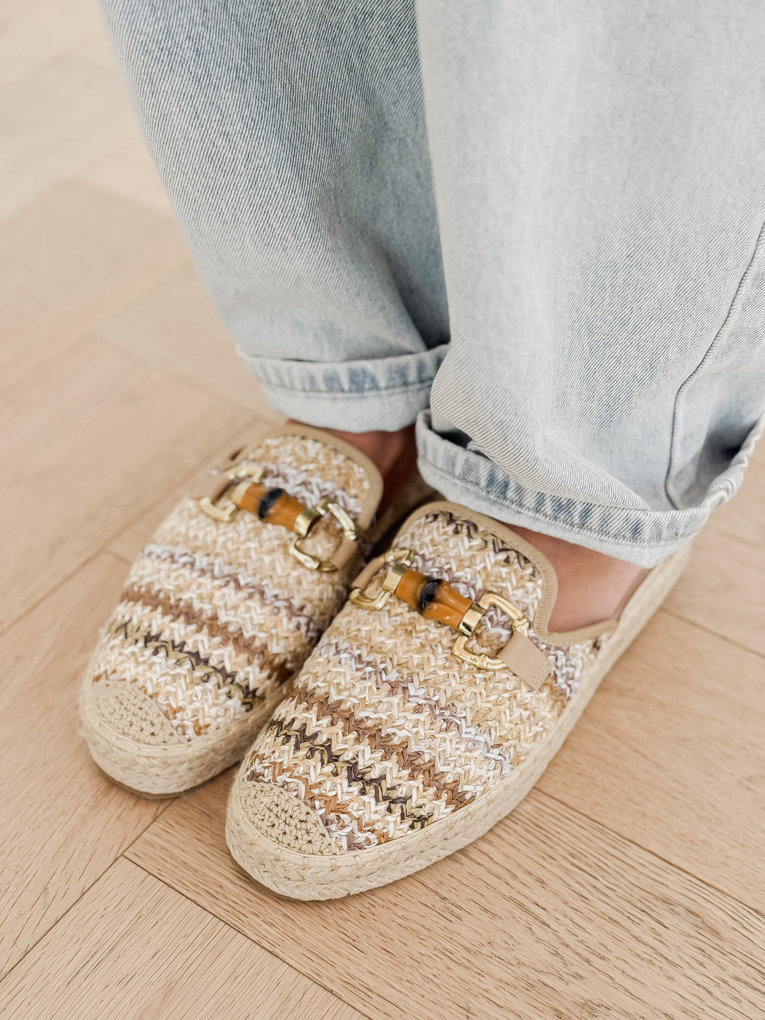 Crème Detail Buckle Loafers